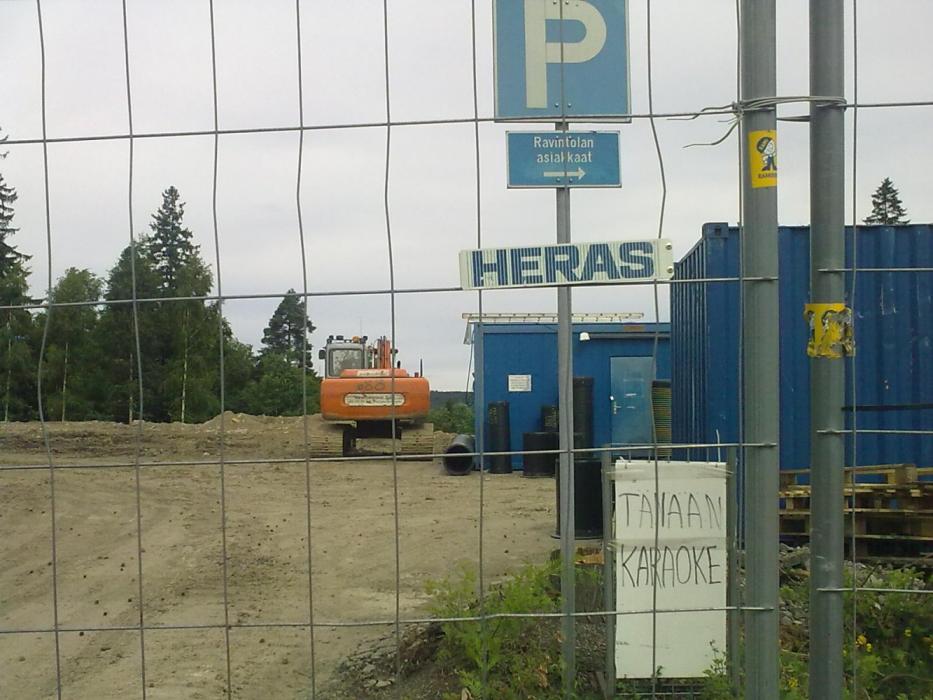 ...toivossaan väkevä. Vaikka rakennus (Härmälän vanha motelli)<br>on purettu perustuksia myöten, silti mainostetaan illanviettoa.
